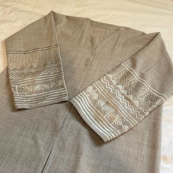 Linen grey abaya with embroidery - Picture 1 of 6